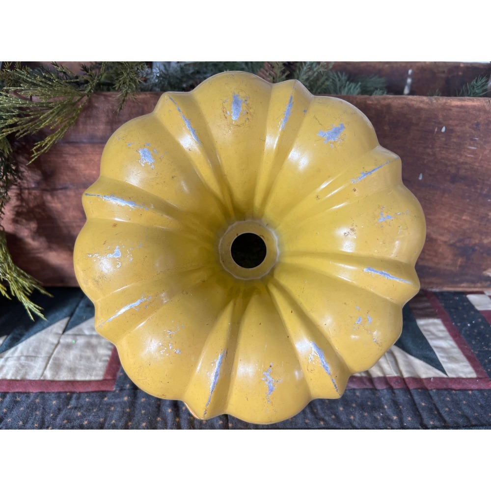 Vintage Harvest Gold Aluminum Bundt Pan Fluted Cake Mold Mid Century Decor